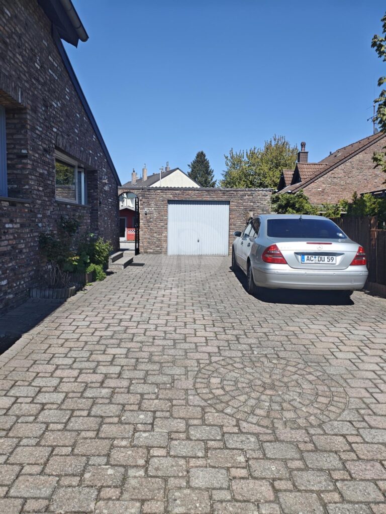 Stellplätze vor der Garage
